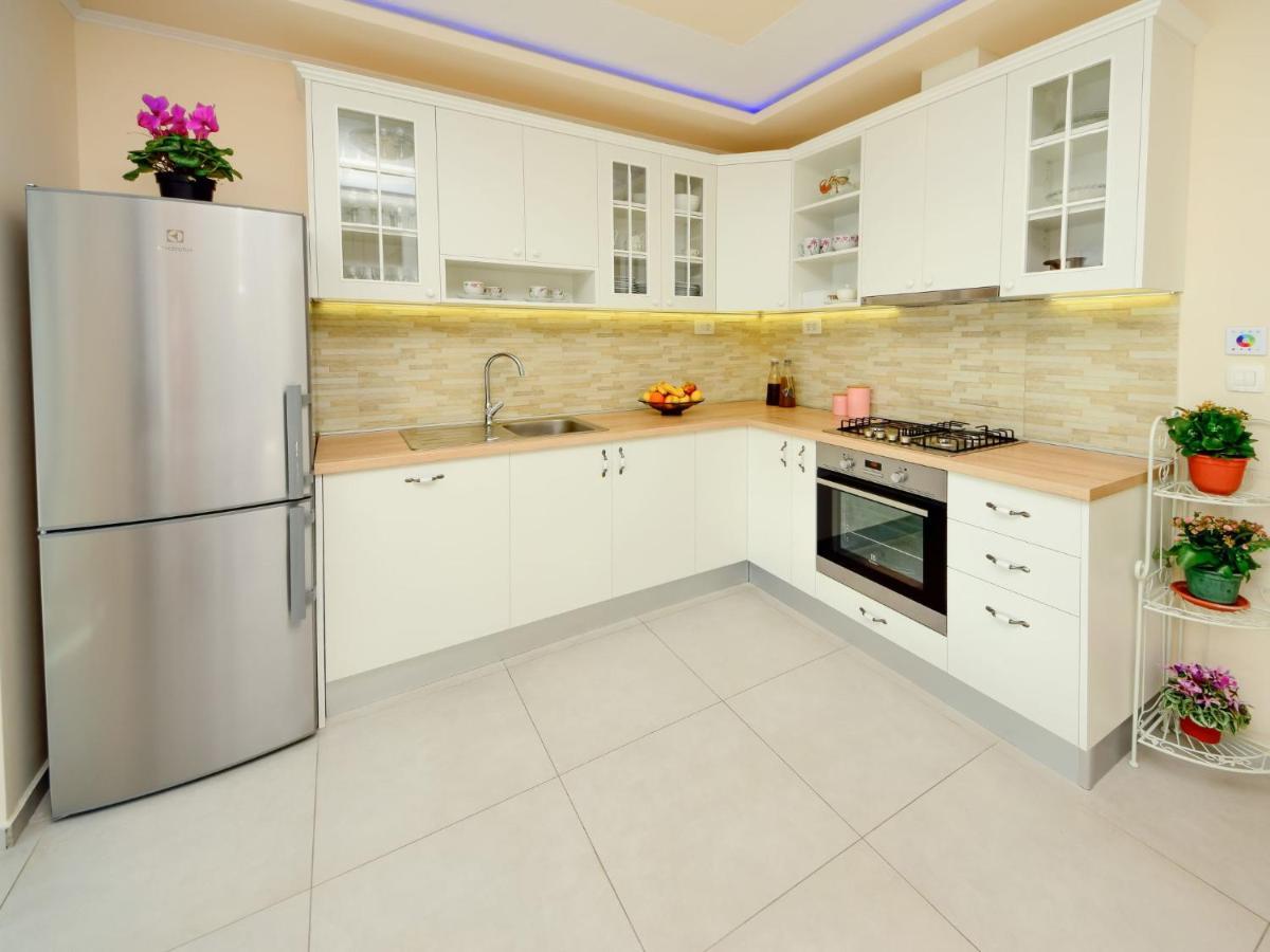 Holiday Home Lara By Interhome Omis Bagian luar foto