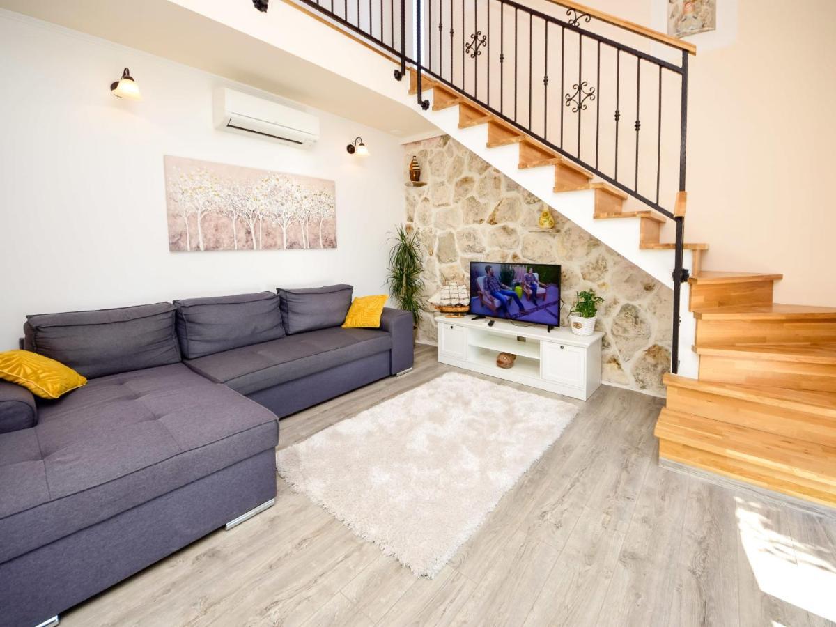 Holiday Home Lara By Interhome Omis Bagian luar foto