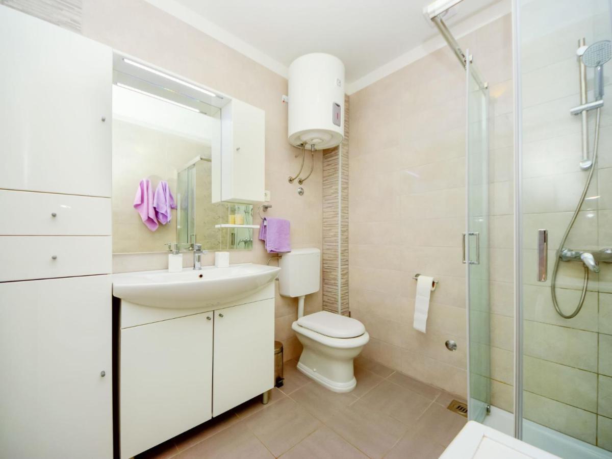 Holiday Home Lara By Interhome Omis Bagian luar foto