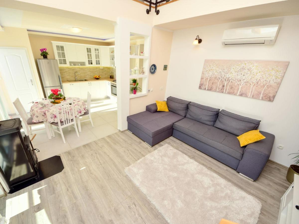 Holiday Home Lara By Interhome Omis Bagian luar foto